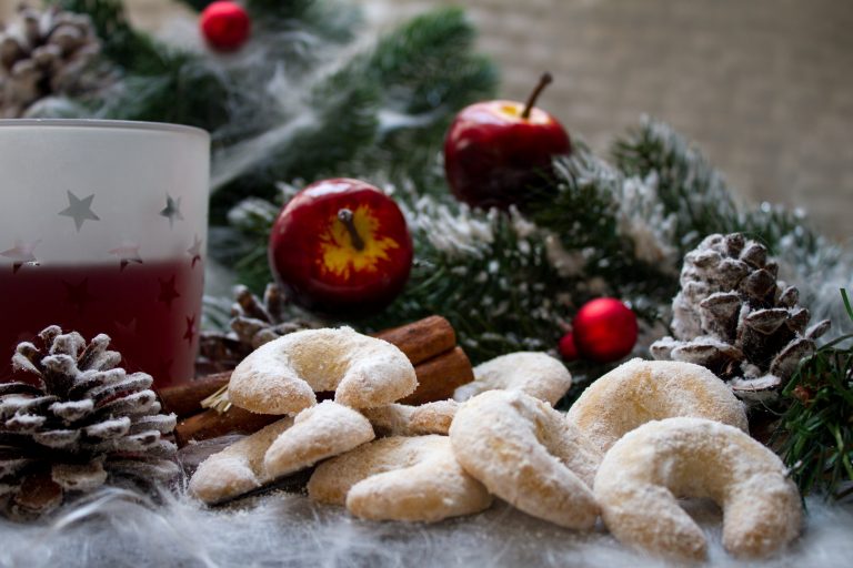 Kourabiedes – Greek almond snow balls