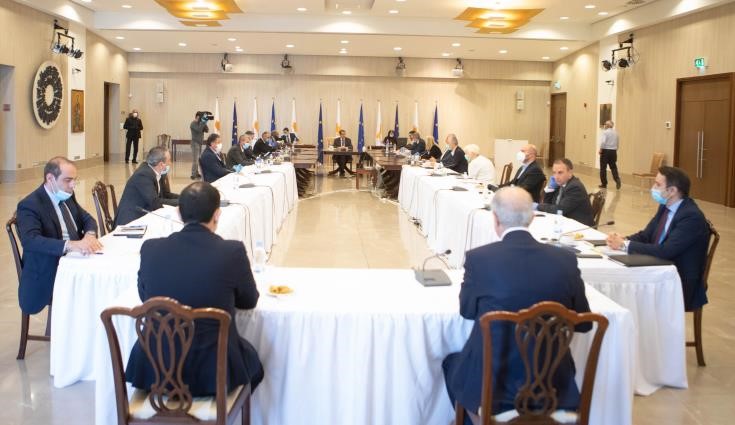 Cyprus President briefs political party leaders about the economy